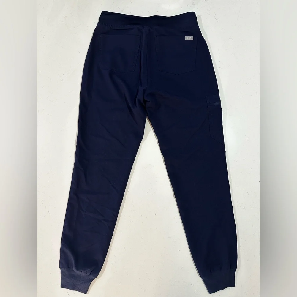 FIGS Scrub Set Catarina One Pocket Top & Zamora Joggers - Size XS - Picture 11 of 14